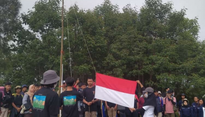 Upacara Bendera Merah Putih  di Puncak Banyuwangi Gunung Rante 2601 Mdpl